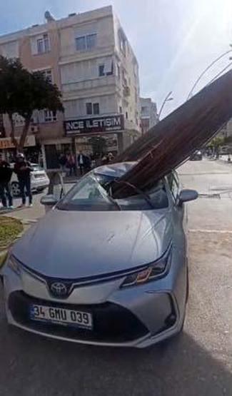 Ölümden kıl payı kurtuluş: İnşaat demirleri otomobilin tavanını deldi