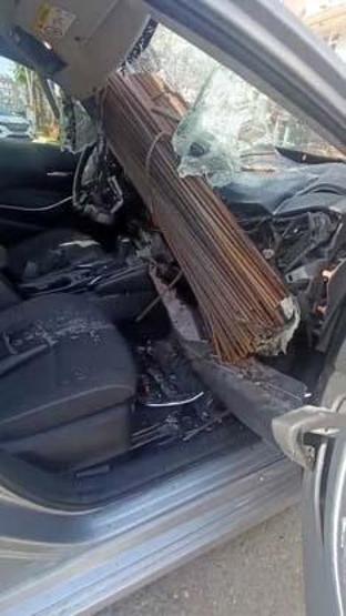 Ölümden kıl payı kurtuluş: İnşaat demirleri otomobilin tavanını deldi