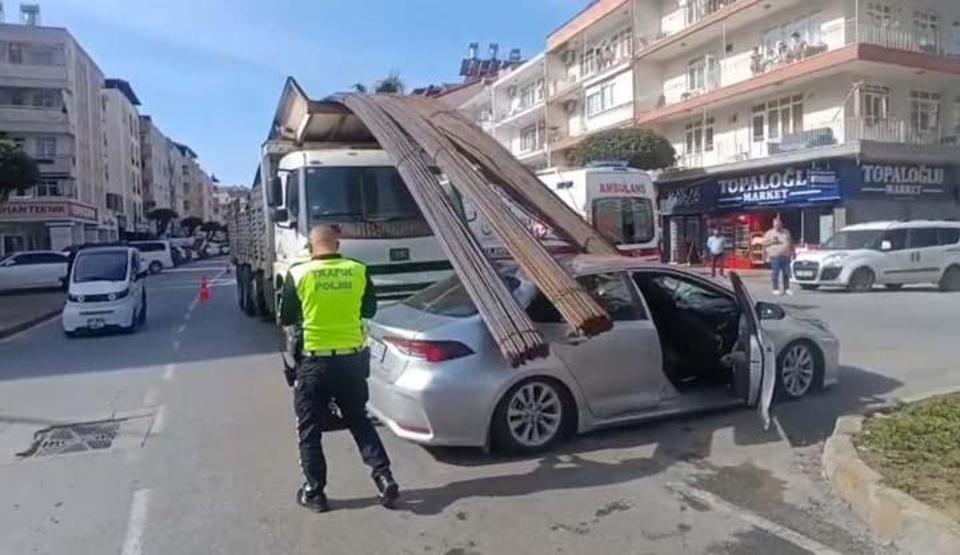 Ölümden kıl payı kurtuluş: İnşaat demirleri otomobilin tavanını deldi