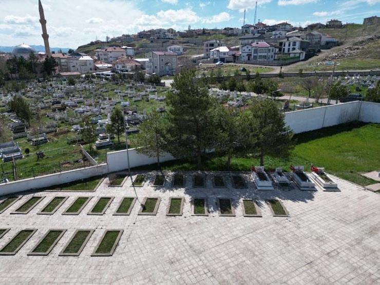 Mezarlıkta kıble karışıklığı İlçedekiler fark etti: Dron uçurup gösterdiler