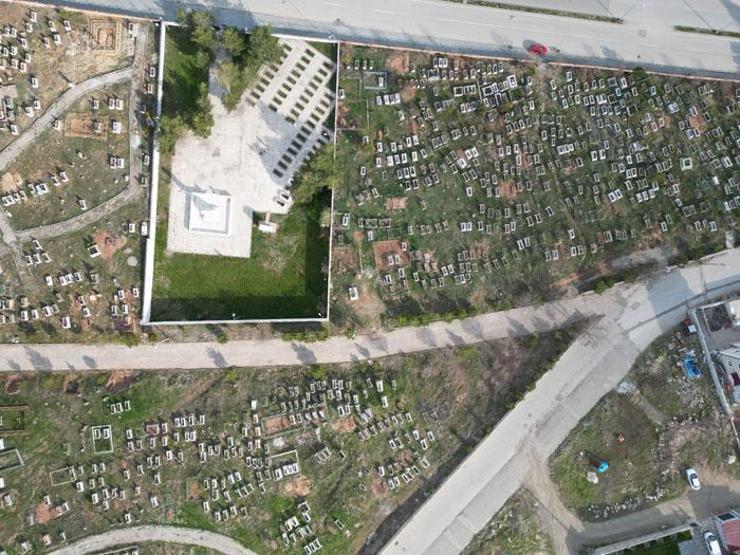 Mezarlıkta kıble karışıklığı İlçedekiler fark etti: Dron uçurup gösterdiler