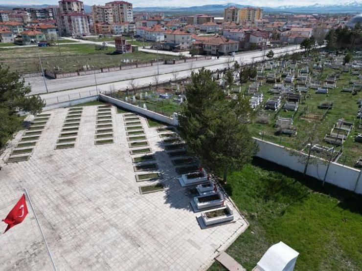 Mezarlıkta kıble karışıklığı İlçedekiler fark etti: Dron uçurup gösterdiler