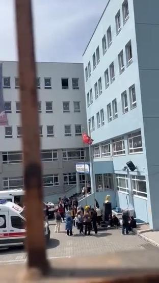 Ataşehirde ortaokul kantininde zehirlenme iddiası: 26 öğrenci hastaneye kaldırıldı