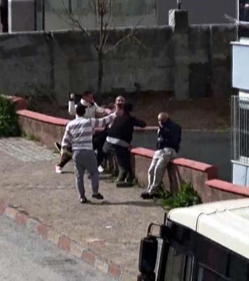 Tekerlekli sandalyedeki babasına el kaldırınca gençler tarafından darbedildi