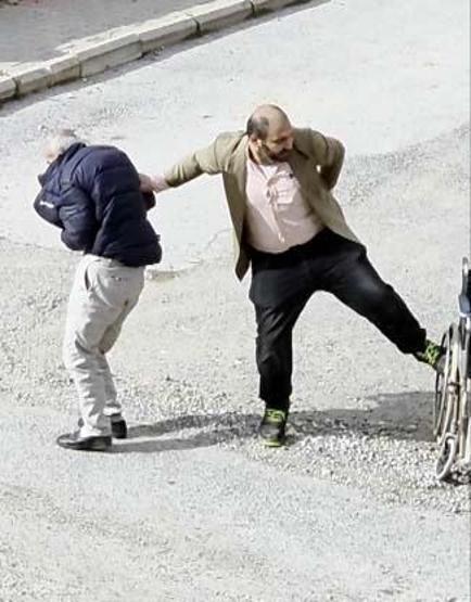Tekerlekli sandalyedeki babasına el kaldırınca gençler tarafından darbedildi