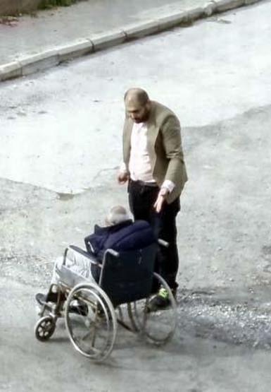Tekerlekli sandalyedeki babasına el kaldırınca gençler tarafından darbedildi