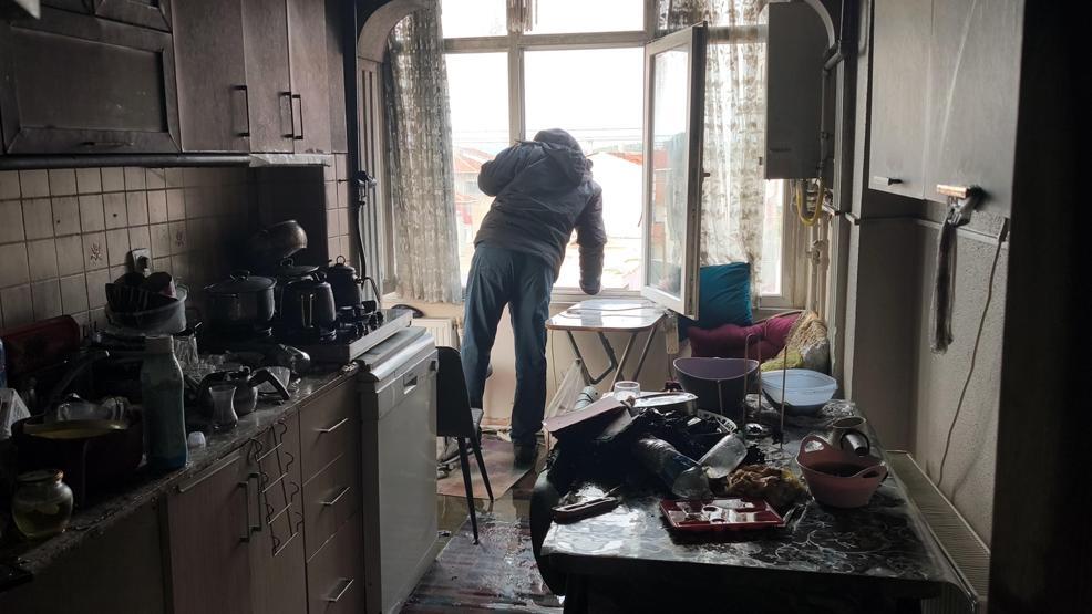 Evi ateşe verip babasını aradı: Gelin söndürün