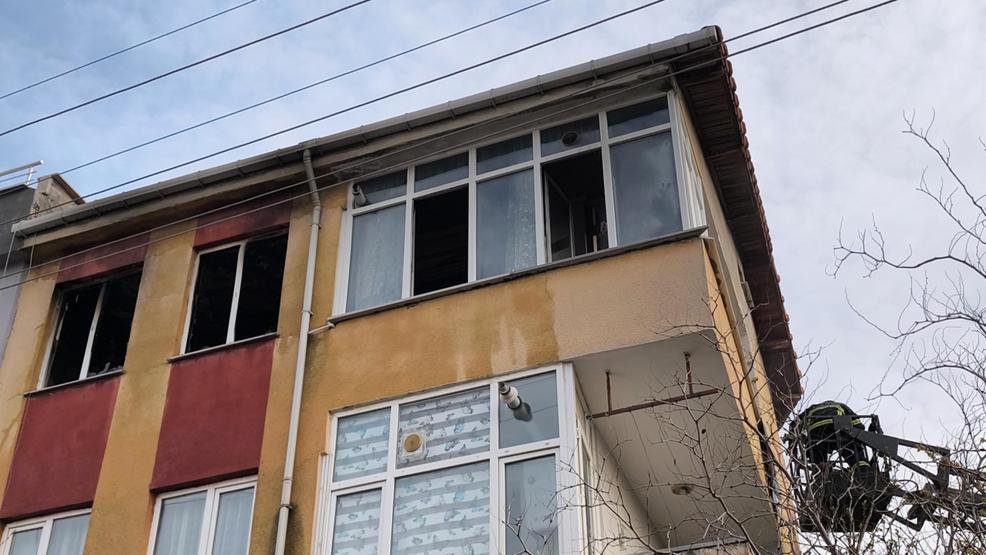 Evi ateşe verip babasını aradı: Gelin söndürün