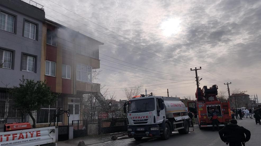 Evi ateşe verip babasını aradı: Gelin söndürün