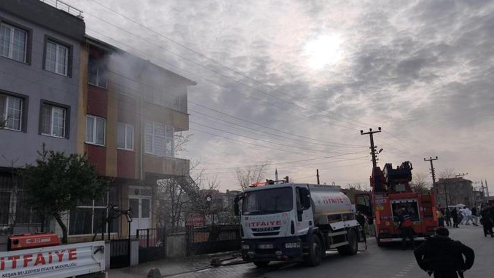 Evi ateşe verip babasını aradı: Gelin söndürün