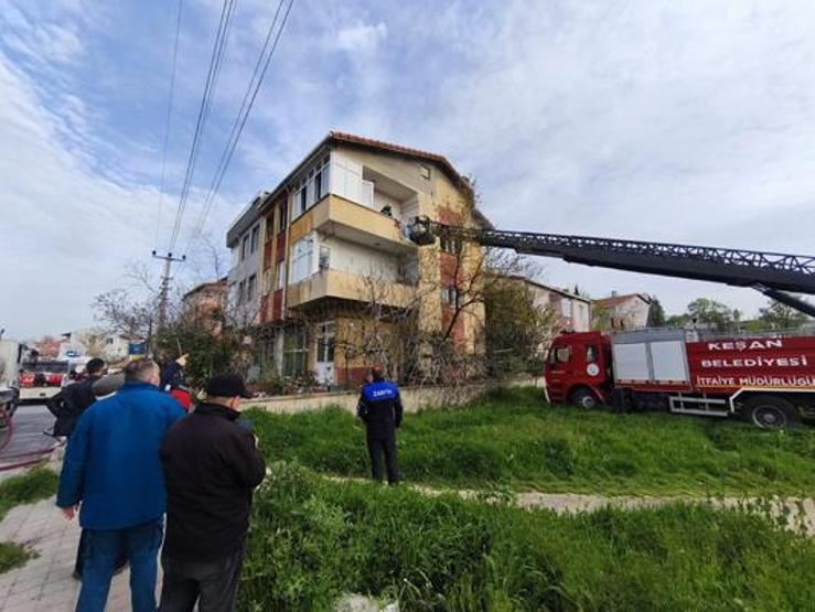 Evi ateşe verip babasını aradı: Gelin söndürün