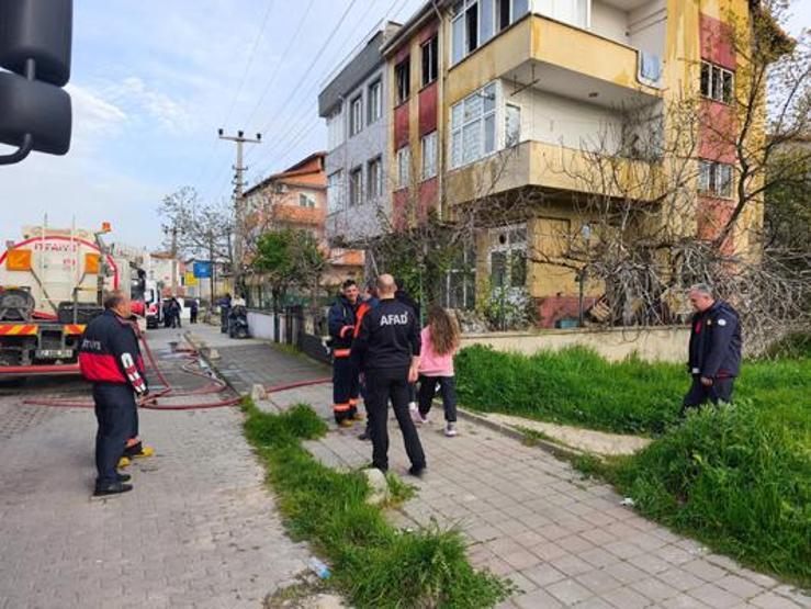 Evi ateşe verip babasını aradı: Gelin söndürün