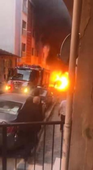 Park halindeki araç alev alev yandı: Kundak şüphesi mi