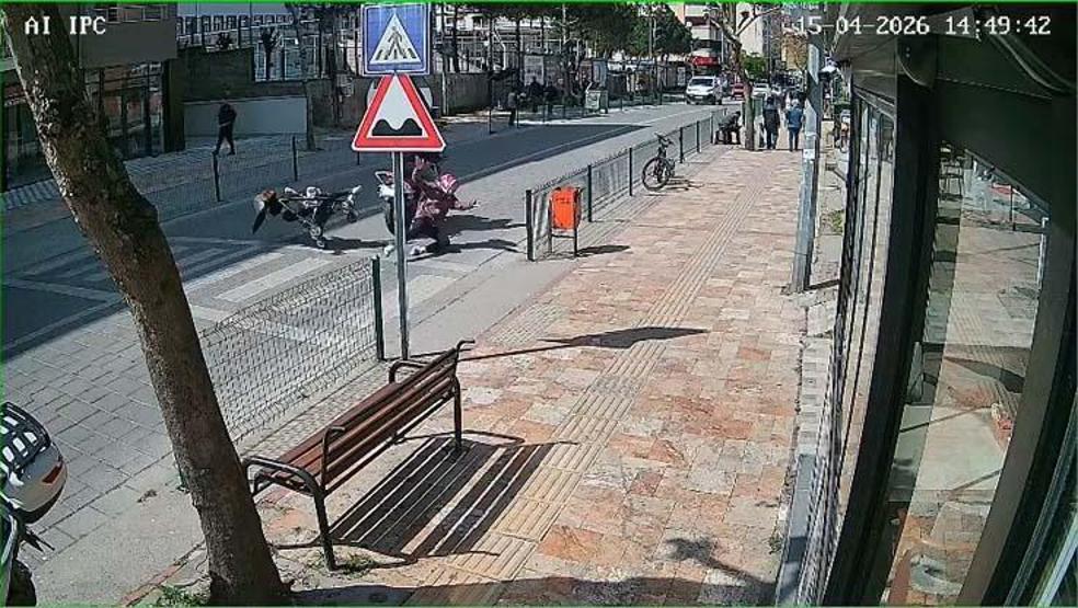 Anne ve bebeğine motosiklet çarptı: O an kamerada