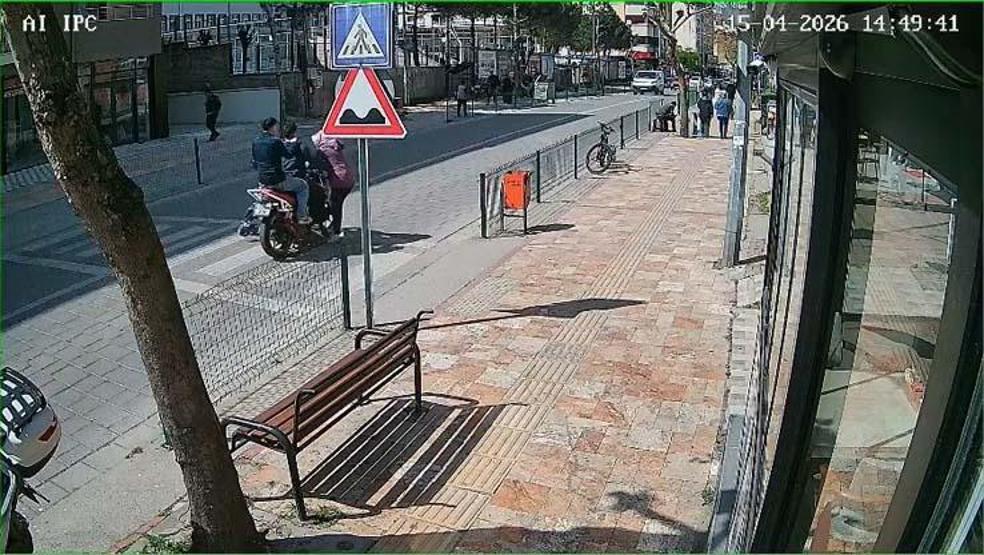 Anne ve bebeğine motosiklet çarptı: O an kamerada