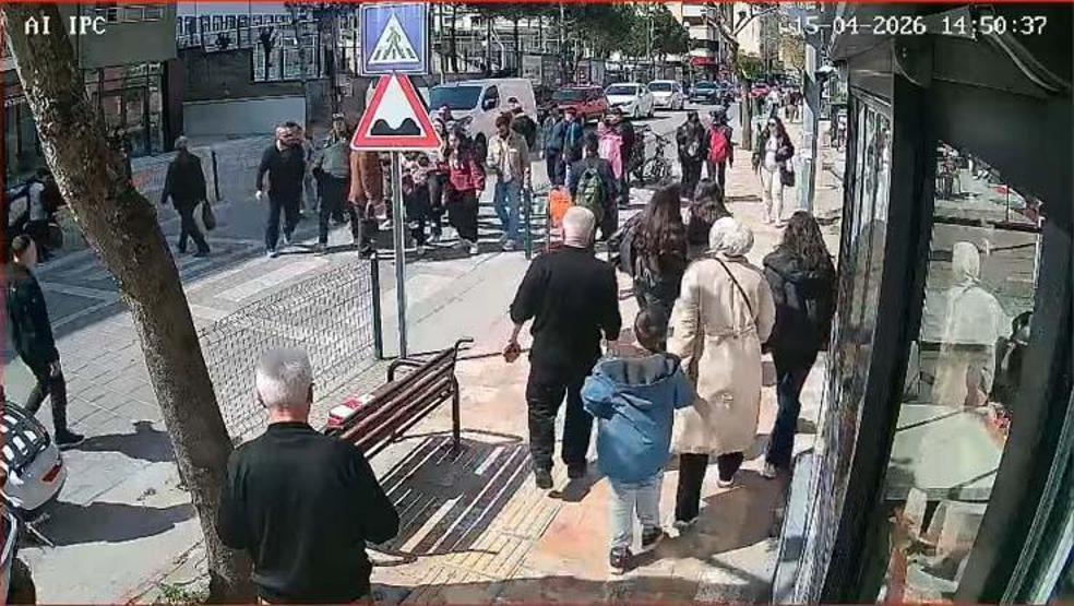 Anne ve bebeğine motosiklet çarptı: O an kamerada