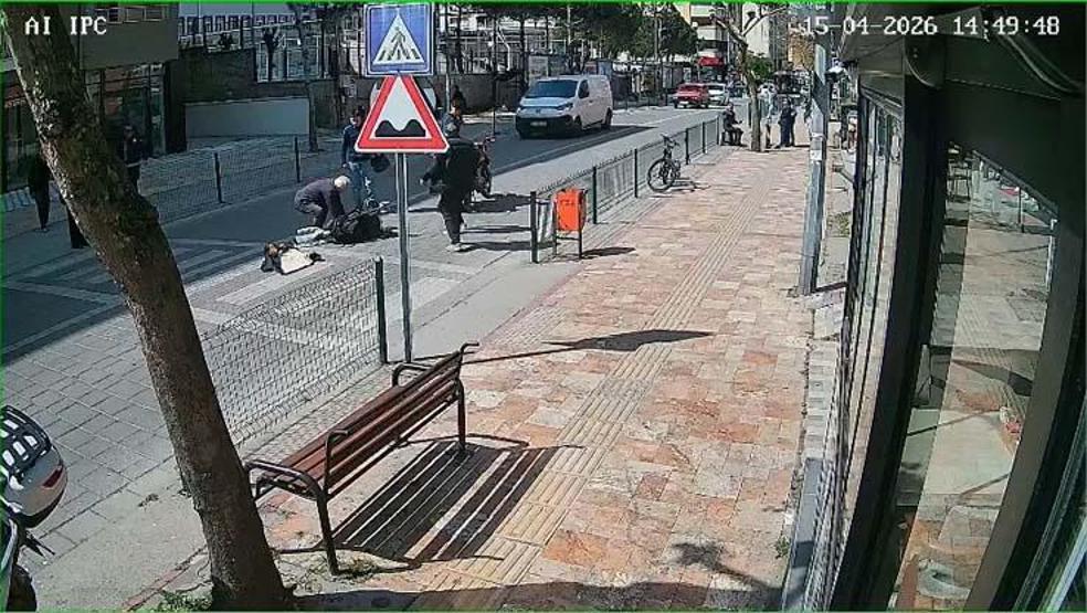 Anne ve bebeğine motosiklet çarptı: O an kamerada
