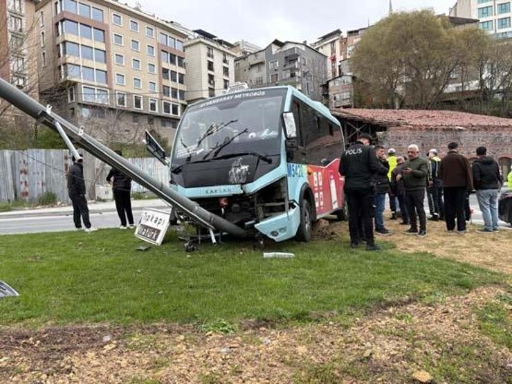 Beyoğlunda kaza: Dolmuş bariyerlere çarptı