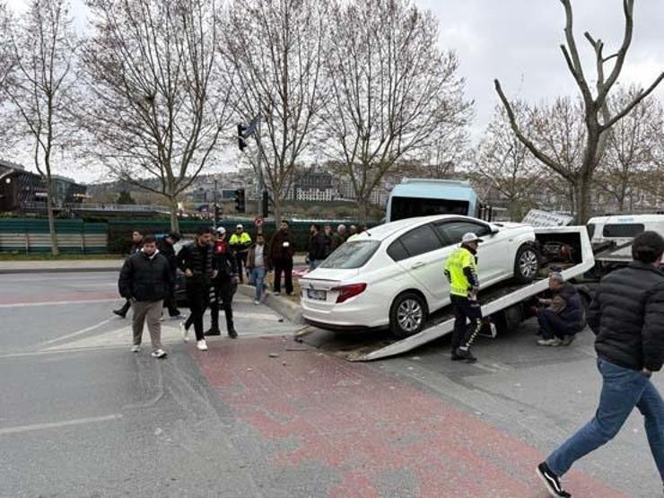 Beyoğlunda kaza: Dolmuş bariyerlere çarptı