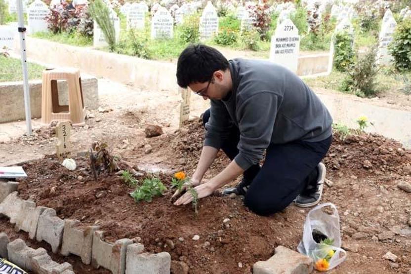 Öğrencilerden en acı veda... Hayatını kaybedenlerin mezarlarını ziyaret ettiler
