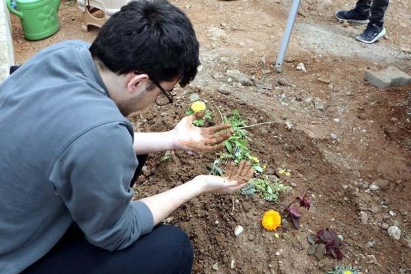 Öğrencilerden en acı veda... Hayatını kaybedenlerin mezarlarını ziyaret ettiler