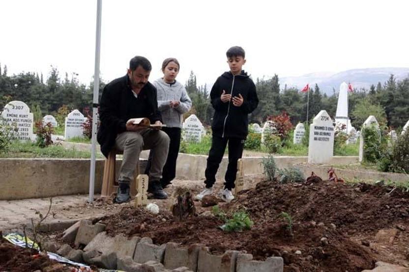 Öğrencilerden en acı veda... Hayatını kaybedenlerin mezarlarını ziyaret ettiler