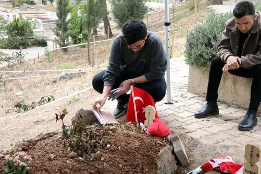 Öğrencilerden en acı veda... Hayatını kaybedenlerin mezarlarını ziyaret ettiler