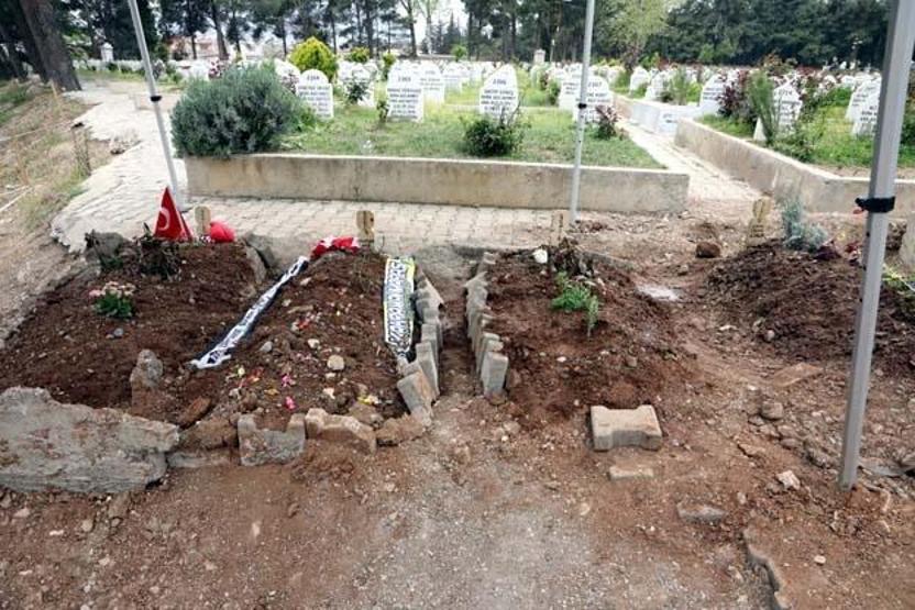 Öğrencilerden en acı veda... Hayatını kaybedenlerin mezarlarını ziyaret ettiler