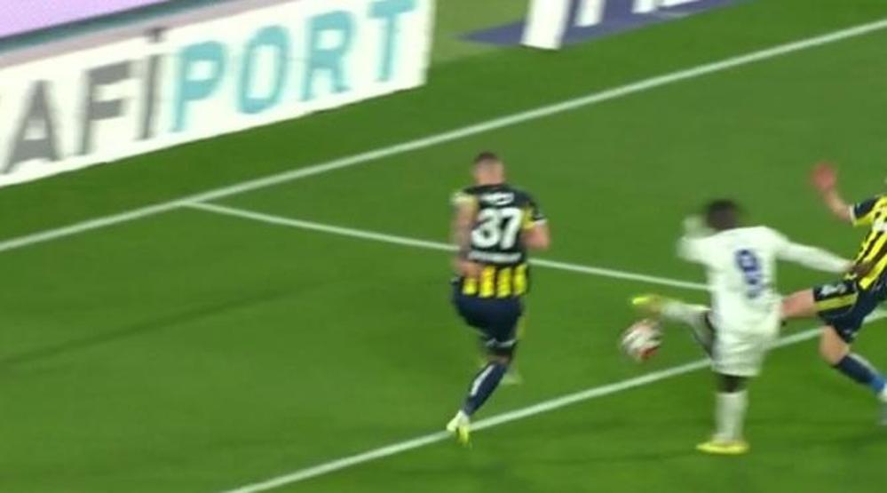 Fenerbahçe - Çaykur Rizespor maçındaki tartışmalı pozisyon için net yorum Gol iptali...