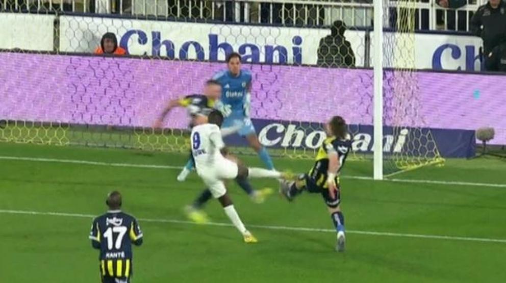 Fenerbahçe - Çaykur Rizespor maçındaki tartışmalı pozisyon için net yorum Gol iptali...