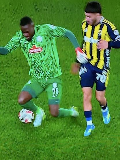 Fenerbahçe - Çaykur Rizespor maçındaki tartışmalı pozisyon için net yorum Gol iptali...