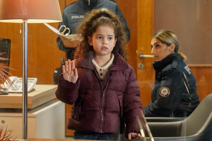 Kader’in yürek burkan sorusu “Zeynep abla, annem beni alacak mı”