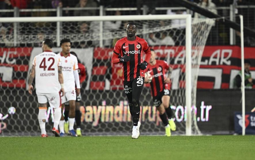 Fırat Aydınus, Galatasarayın iptal edilen golünü inceledi