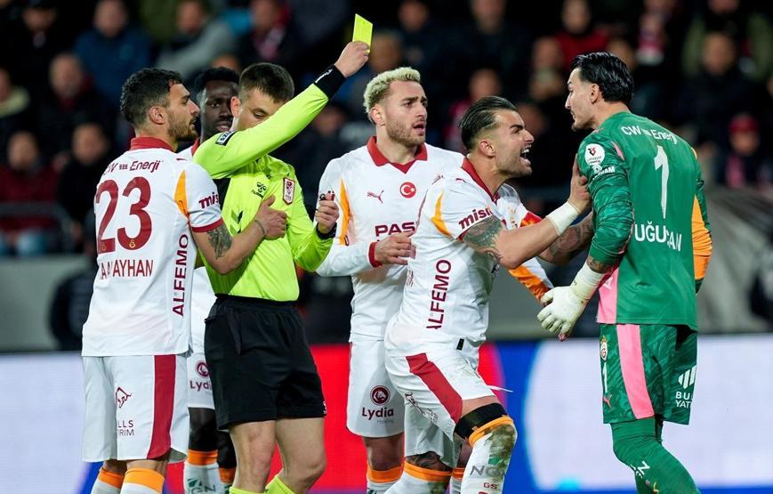 Fırat Aydınus, Galatasarayın iptal edilen golünü inceledi