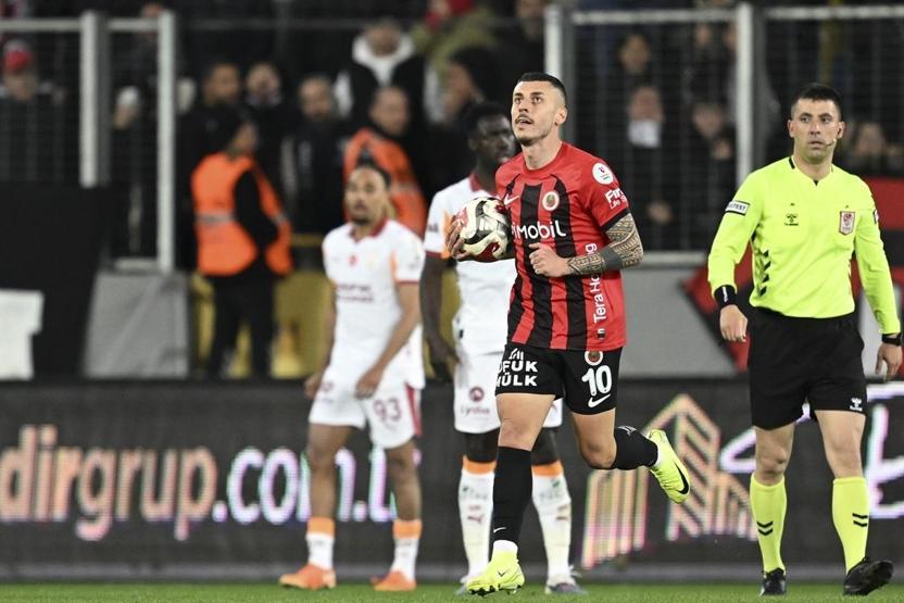 Fırat Aydınus, Galatasarayın iptal edilen golünü inceledi