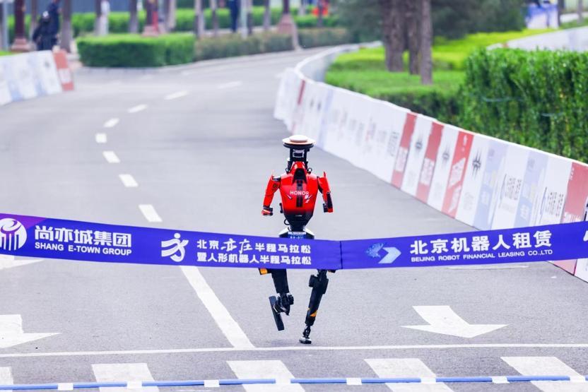 Çinde insansı robotlar yarı maraton dünya rekorunu kırdı