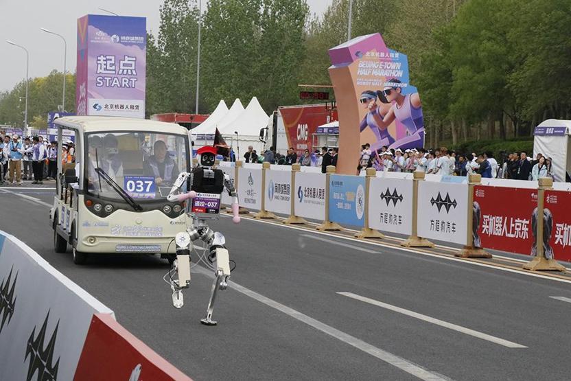 Çinde insansı robotlar yarı maraton dünya rekorunu kırdı