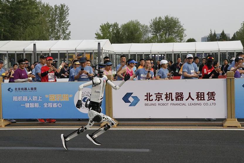 Çinde insansı robotlar yarı maraton dünya rekorunu kırdı