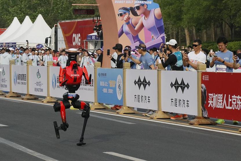 Çinde insansı robotlar yarı maraton dünya rekorunu kırdı