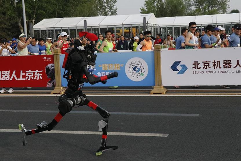 Çinde insansı robotlar yarı maraton dünya rekorunu kırdı
