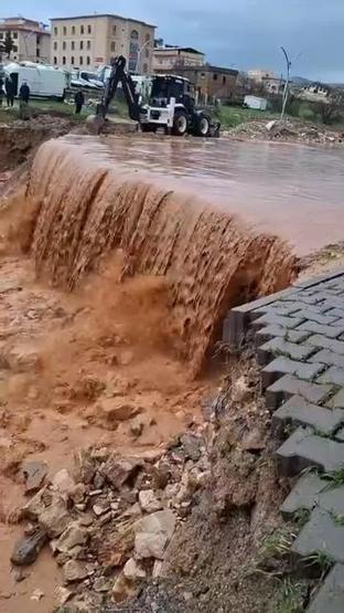 Siirt’te sağanak; Yollar çöktü, su baskınları oldu...