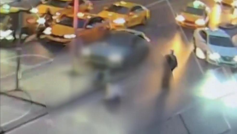 Otomobilin çarptığı direk turistin üzerine düştü