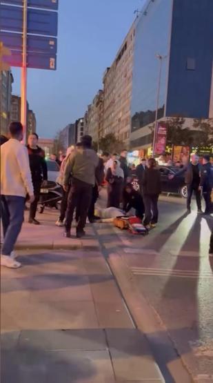 Otomobilin çarptığı direk turistin üzerine düştü