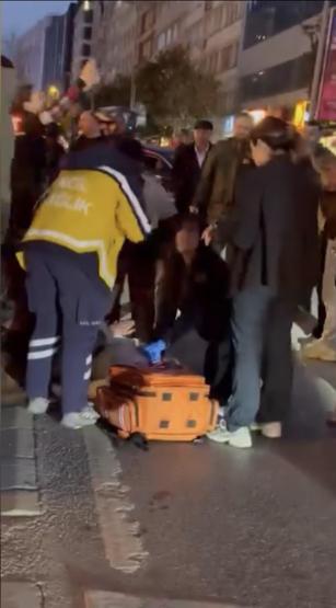 Otomobilin çarptığı direk turistin üzerine düştü