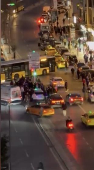 Otomobilin çarptığı direk turistin üzerine düştü
