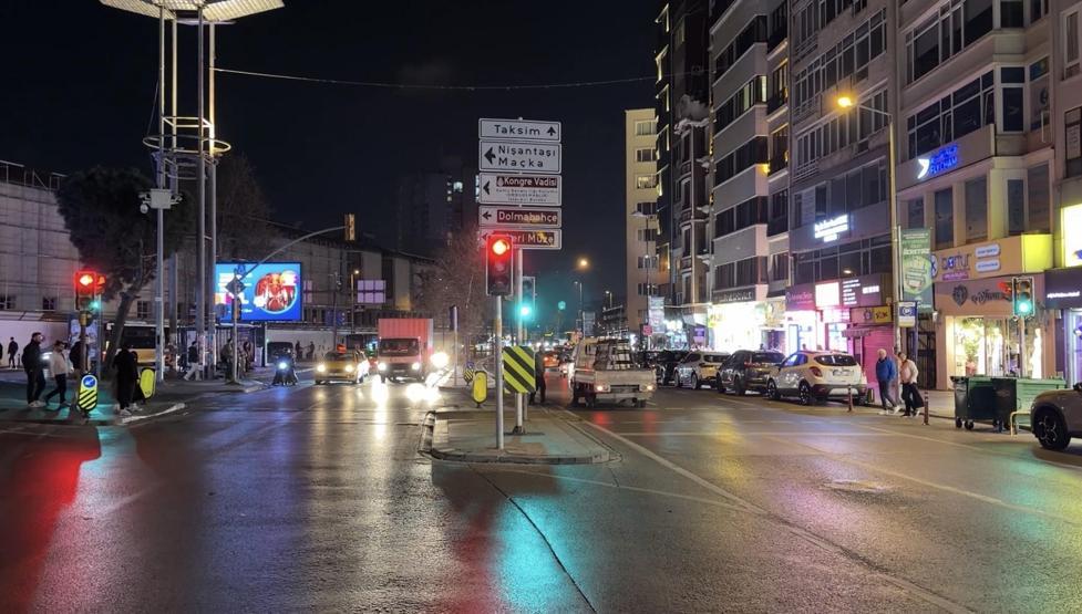 Otomobilin çarptığı direk turistin üzerine düştü