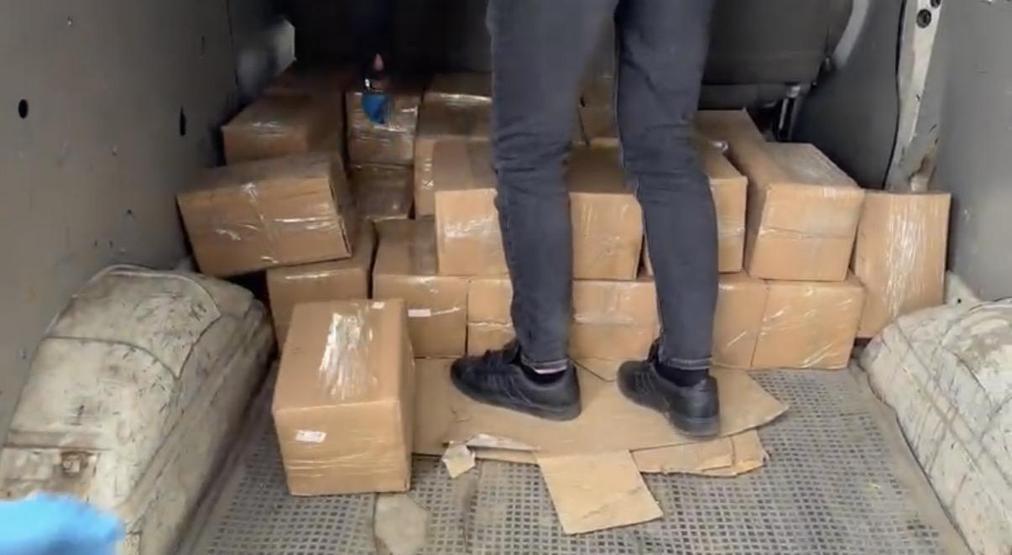 Silah ticareti operasyonu: Koli koli bulundu...