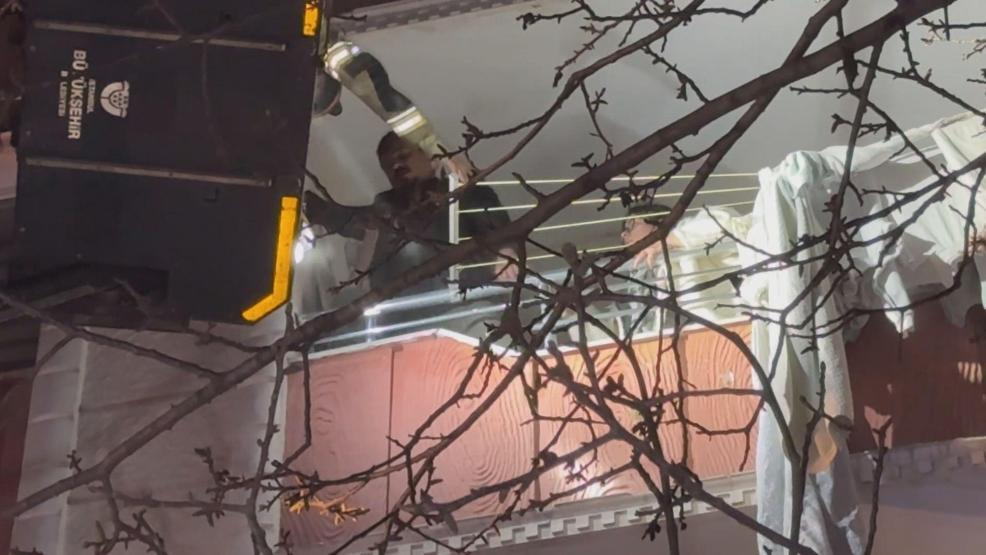 Avcılar’da korku dolu gece Alevler binayı sardı, 20 kişi kurtarıldı