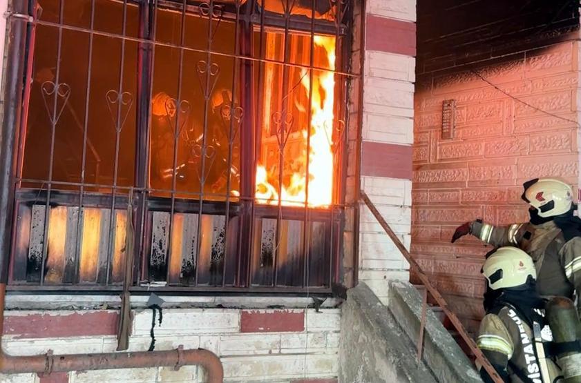 Avcılar’da korku dolu gece Alevler binayı sardı, 20 kişi kurtarıldı