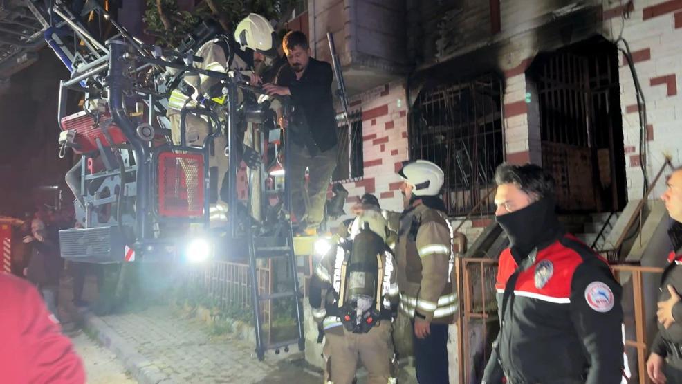 Avcılar’da korku dolu gece Alevler binayı sardı, 20 kişi kurtarıldı
